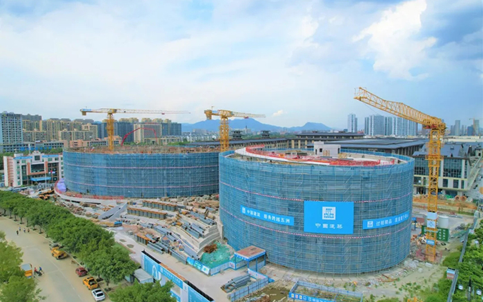逐浪扬帆，金年会塔机吊起苍南大剧院“钢铁脊梁”