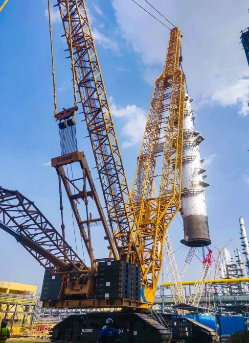 奔赴海外！金年会履带起重机跨海助建大型石油炼化项目
