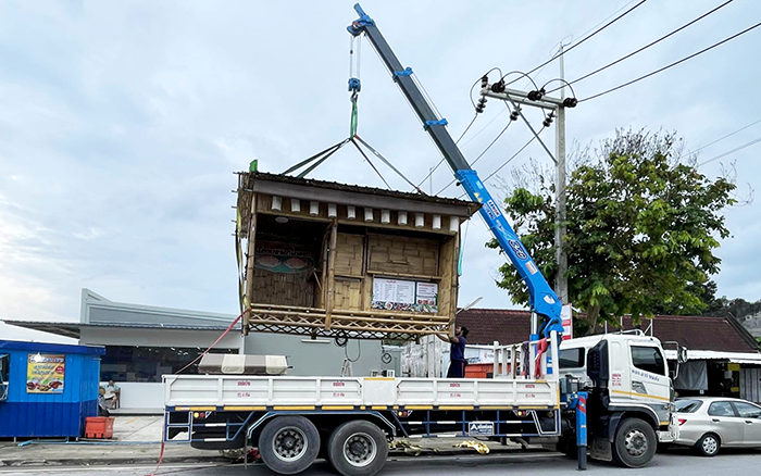 金年会SQS157TL-4随车起重机穿梭东南亚街头转运物料